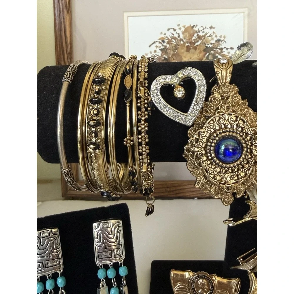 Vintage 30 Pc Costume Jewelry Lot‎ Earrings Bracelet Brooches Rhinestone